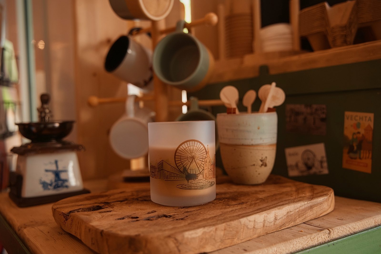 Kaffee im Werkstadt-Glas mit Vechta-Motiv auf einem Holzbrett